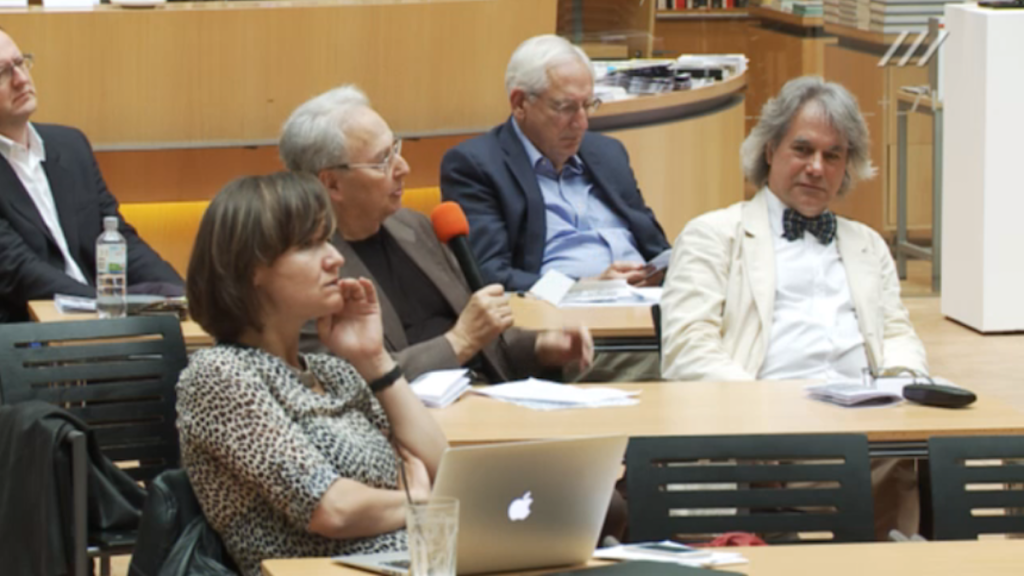 Teilnehmer des Symposiums bei der Diskussion: Raffael Gross (li.), Professor für Jüdische Geschichte und Kultur an der Universität Leipzig und Direktor des Simon-Dubnow-Instituts, Jurist Claude Klein (Mitte li.), Emeritus der Hebrew University of Jerusalem, Norman Naimark (Mitte re.), Professor für Geschichte und Direktor Globale Studien der Stanford University, und Jan M. Piskorski (re.), Professor für Vergleichende Europastudien an der Universität Szczecin in Polen (u.a.)
