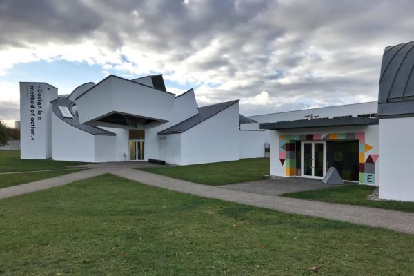 Mit der Bauhaus-Ausstellung unter #allesistdesign zeigt das Vitra Design Museum, wie Hashtags als Stilelement im Museum eingesetzt werden.