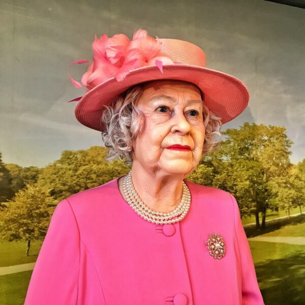 Wer Queen Elisabeth II zu lebzeiten nicht treffen konnte, kann im PANOPTIKUM ein Selfie mit ihr nachholen.