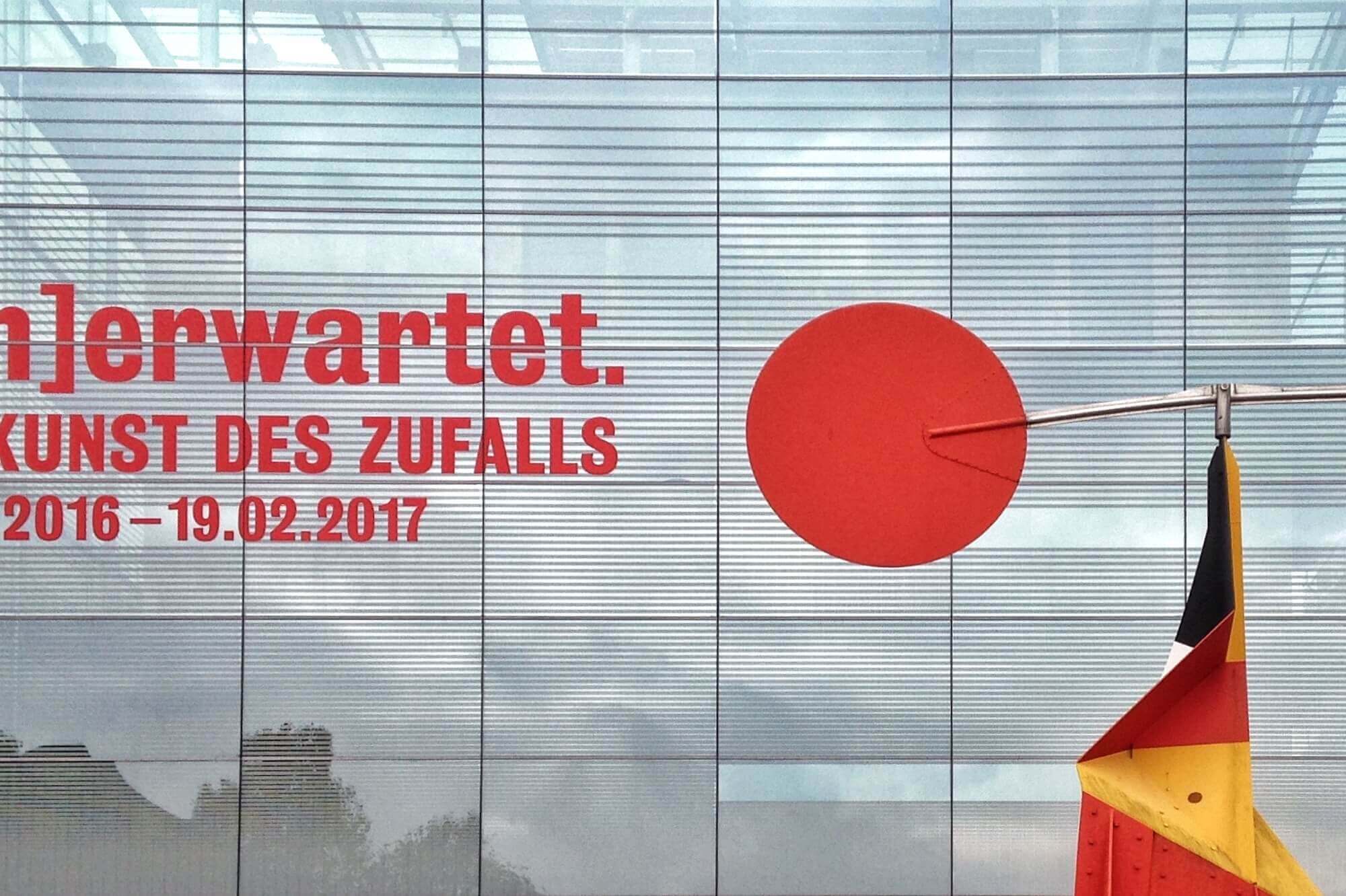 Das Kunstmuseum Stuttgart wirft in seiner Ausstellung „Unerwartet“ einen Blick auf die methodischen Ansätze der Kunst des Zufalls.