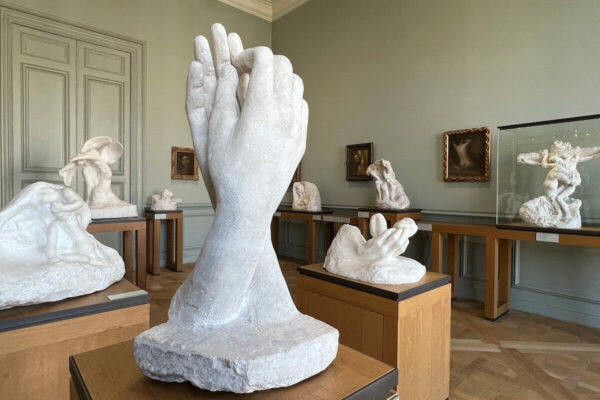 Rodins Skulptur „Die Kathedrale“ (1908), bei der sich die rechten Hände von zwei Personen berühren, im Musée Rodin in Paris.