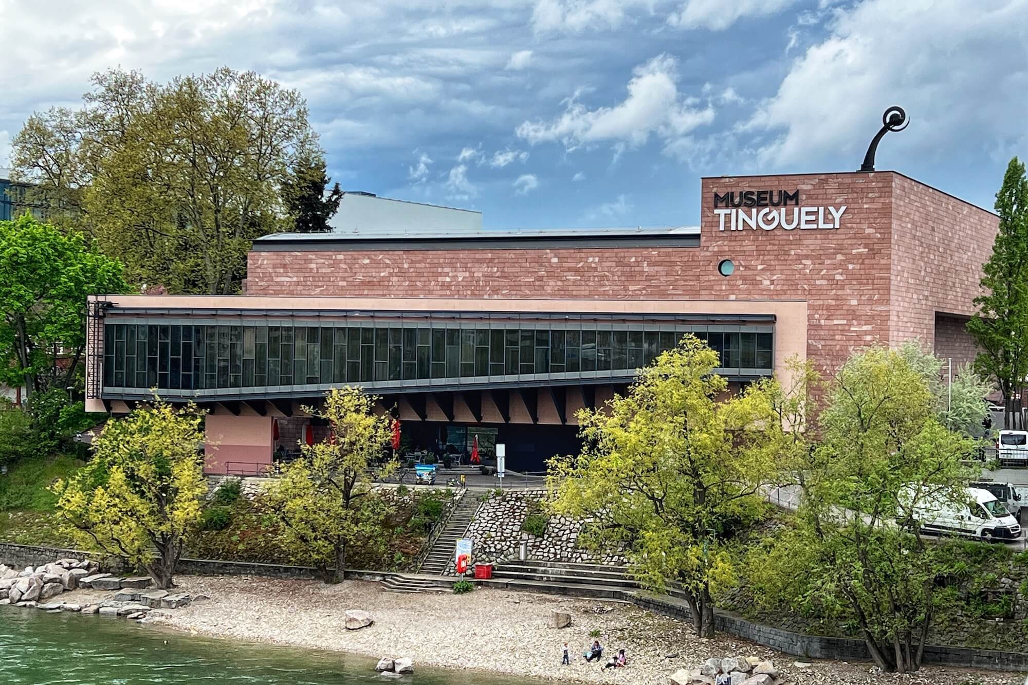 Das Museum Tinguely widmet Wim Delvoye die erste Retrospektive in der Schweiz.