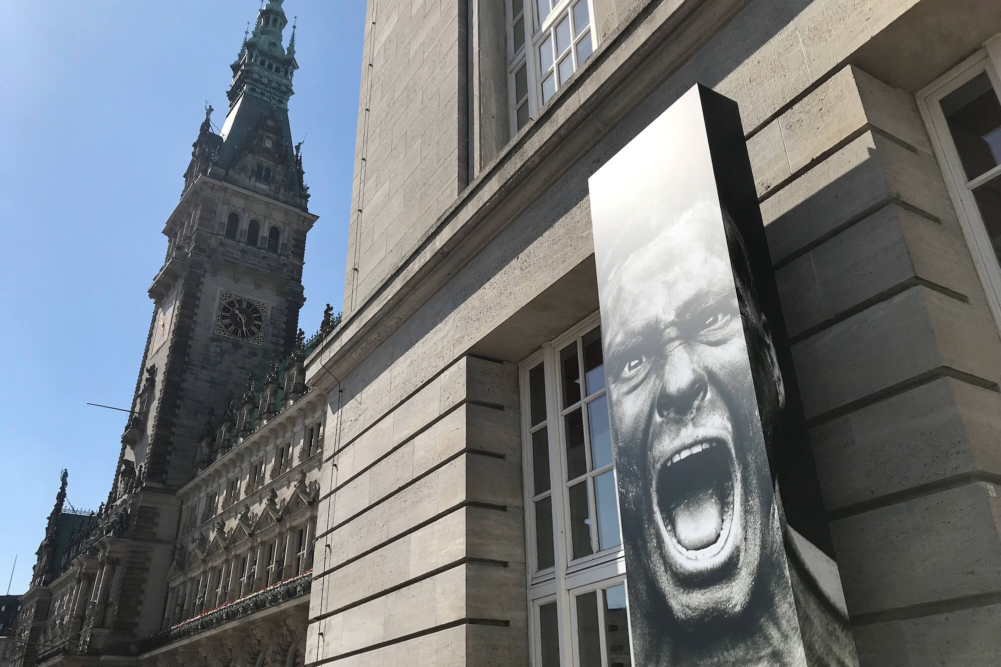 Das Werk von Anton Corbijn umfasst mehr als die Zusammenarbeit mit Musikern. Das zeigt die Ausstellung "The Living and the Dead" im Bucerius Kunst Forum.