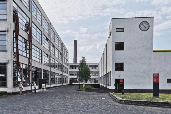 Im Ruhrgebiet und am Niederrhein lassen sich viele Beispiele der Bauhaus-Architektur entdecken, etwa in Krefeld, Oberhausen, Hagen, Essen und Dortmund.