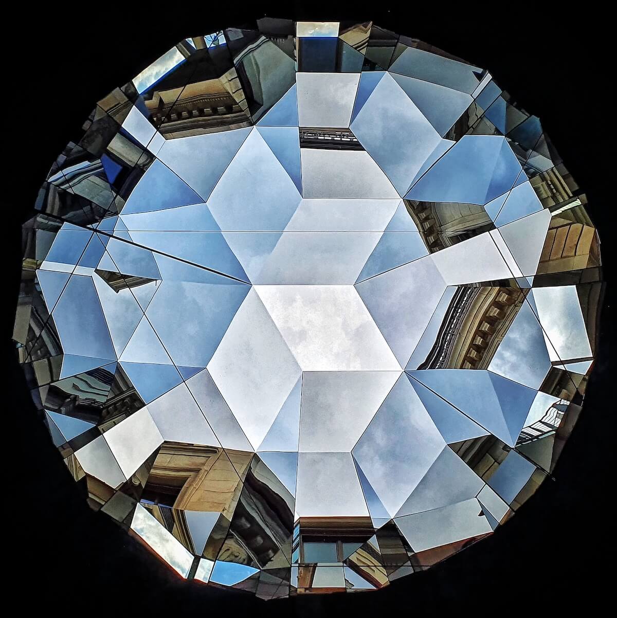 Steht man direkt unter den "Gesellschaftsspiegel"-Skulpturen von Olafur Eliasson, eröffnet sich eine Prismen-hafte Spiegelung der Umgebung