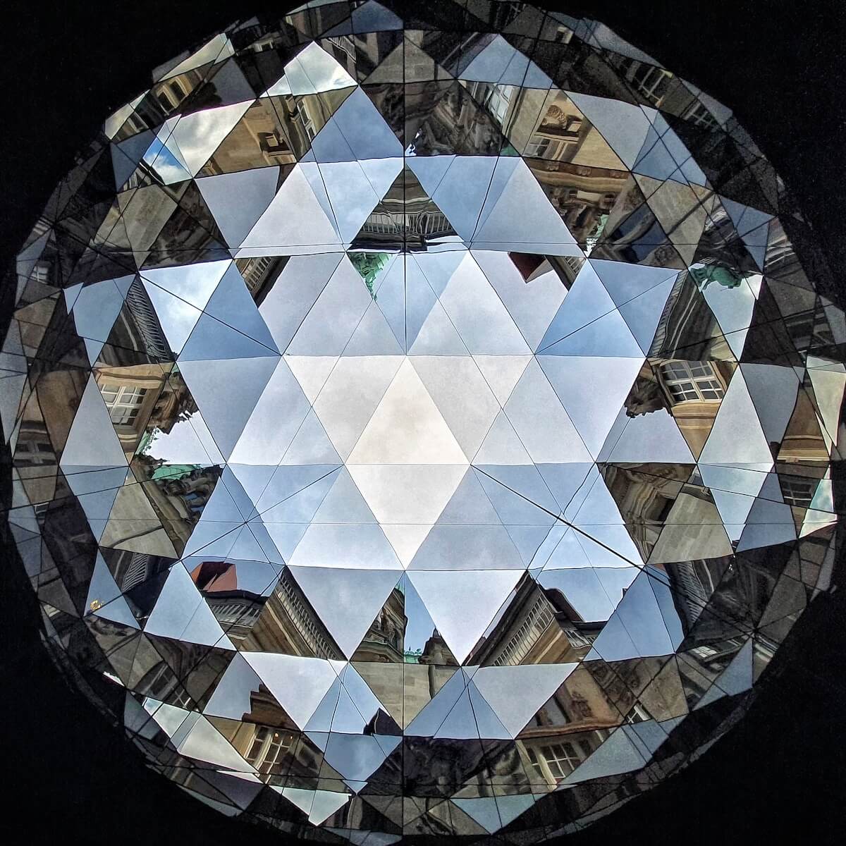 Die Skulpturen von Olafur Eliasson unterscheiden sich in ihrem Grundriss, entsprechend sind auch die Prismen bei beiden "Gesellschaftsspiegeln" jeweils unterschiedlich