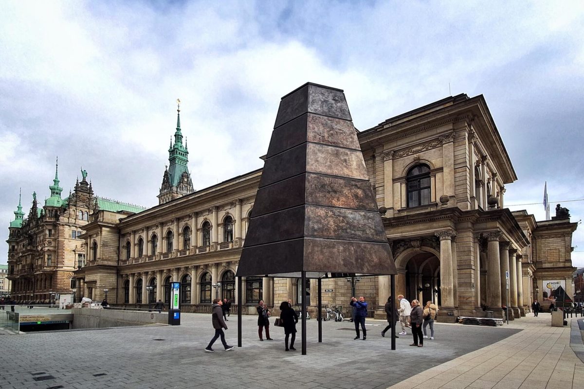 Die Skulpturen "Gesellschaftsspiegel" des Künstlers Olafur Eliasson bieten eine Vielfalt an Blickwinkeln auf den Alten Wall in Hamburg