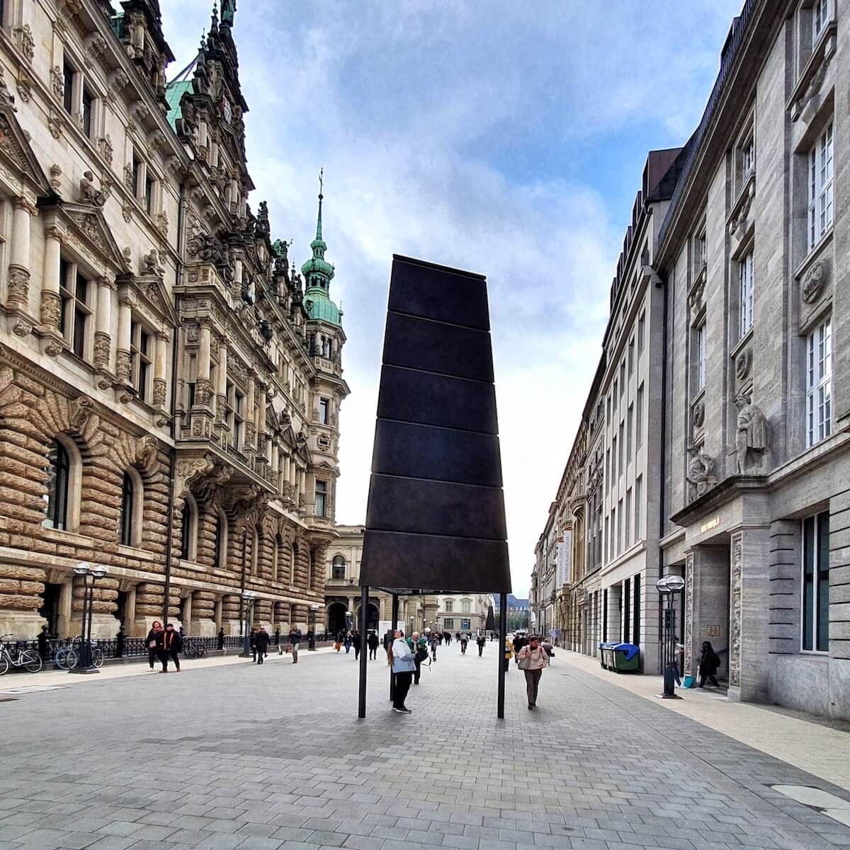 Direkt neben dem Hamburger Rathaus, in der Nähe des Bucerius Kunst Forum, steht Eliassons erste "Gesellschaftsspiegel"-Skulptur mit dreieckigem Grundriss