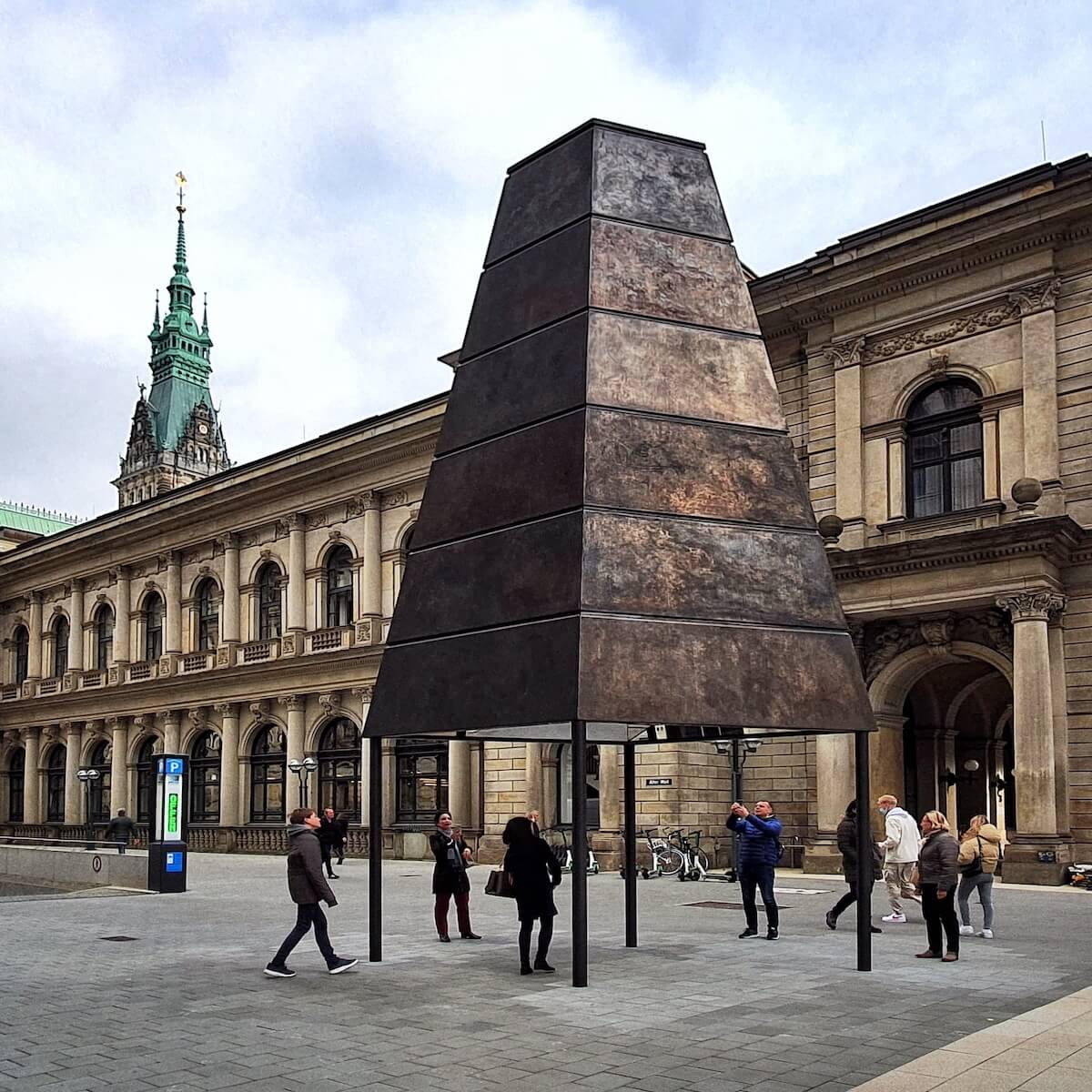 Am Alten Wall neben der Commerzbibliothek der Hamburger Handelskammer befindet sich die zweite "Gesellschaftsspiegel"-Skulptur mit viereckigem Grundriss
