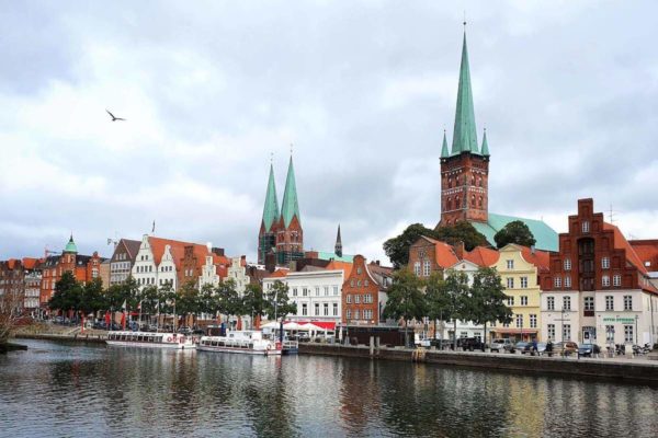 Blick von der Trave auf die Altstadt. Lübeck wurde lange auch die "Stadt der Sieben Türme" genannt, nach den fünf gotischen Hauptkirchen auf dem Altstadthügel.