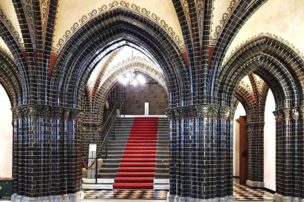 Die neugotische Eingangshalle des Lübecker Rathauses ist mit schwarzgrün glasierten Backsteinen verkleidet.