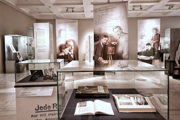 Das Museum für Hamburgische Geschichte zeigt in der Ausstellung "Der Fotograf Max Halberstadt …eine künstlerisch begabte Persönlichkeit" zahlreiche Fotos und Dokumente, die von den Nachfahren von Max Halberstadt aufbewahrt wurden.