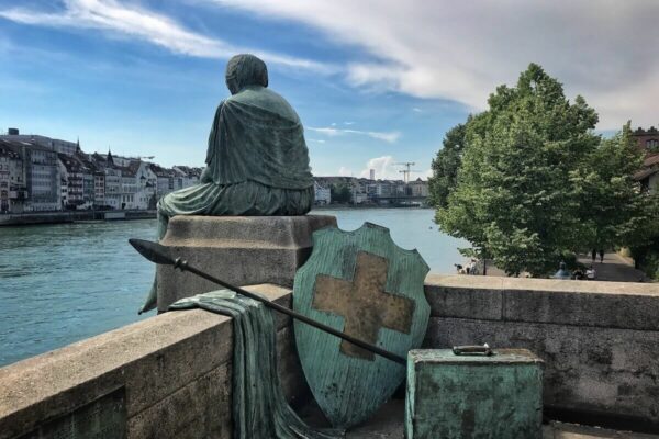 Die "Reisende Helvetia" am Rhein in Basel gehört zu den bekanntesten Helvetia-Statuen der Schweiz.
