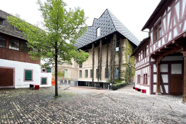 Das Museum der Kulturen Basel hat über 300.000 Objekte und 50.000 historische Fotografien in seiner Sammlung.