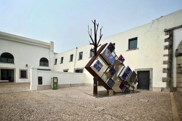 Die Skulptur "Scars of Memory" von Julio Quaresma im Citadel Art District