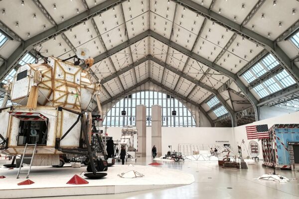 Für die Ausstellung "Space Program: Rare Earths" von Tom Sachs verwandeln sich die Deichtorhallen Hamburg in eine interplanetare Landschaft.