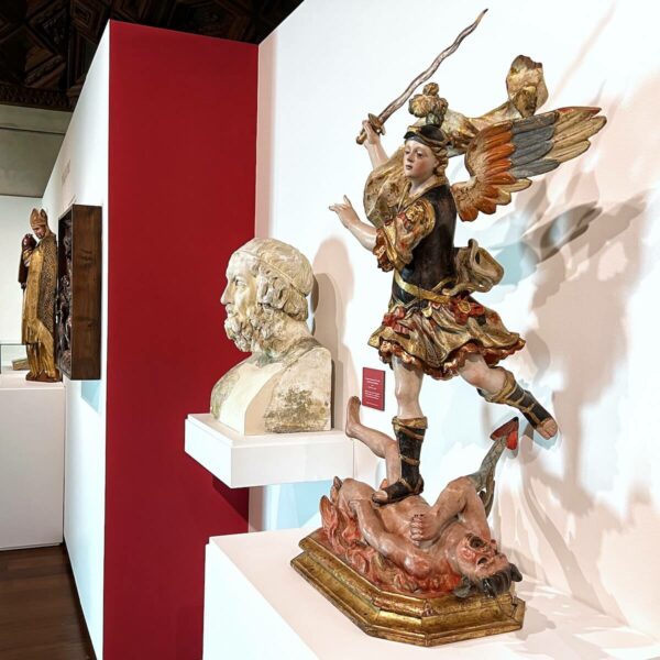 Eine Skulptur des Erzengel Michael aus der ersten Hälfte des 18. Jhd. von einem unbekannten Künstler in der Ausstellung "Das Museum als Göttliche Komödie".
