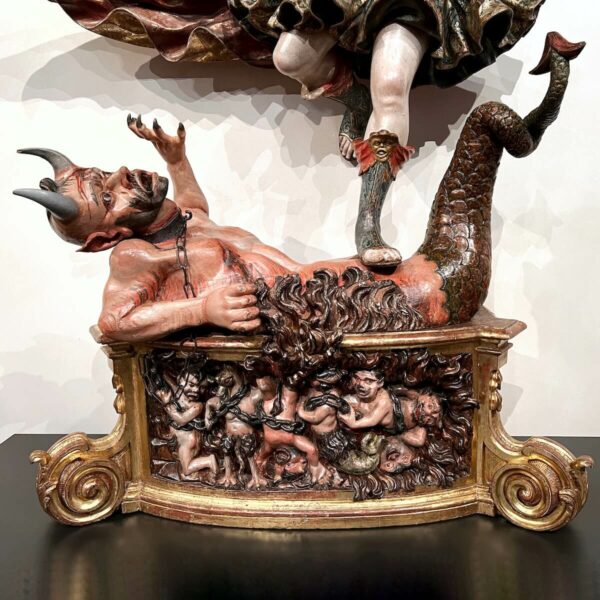 In der Dauerausstellung des Museo Nacional de Escultura befinden sich weitere Darstellungen des Erzengel Michael, wie er gegen den Teufel kämpft - hier von Felipe de Espinabete aus der zweiten Hälfte des 18. Jhd.