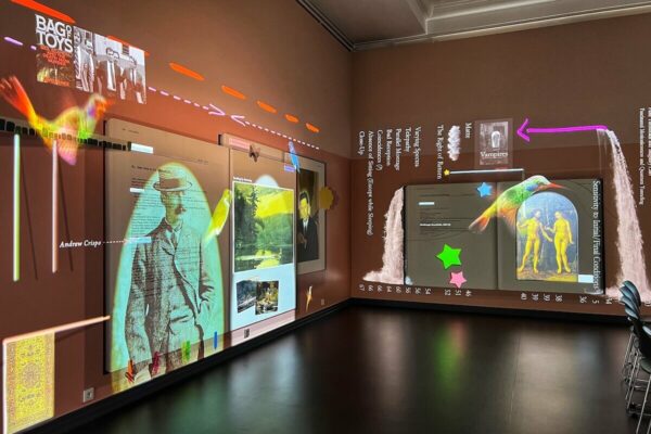 Im Ausstellungsraum hinter der Rotunde der Hamburger Kunsthalle zeigt Walid Raad Projektionen zu diversen Verflechtungen in der Kunstwelt.