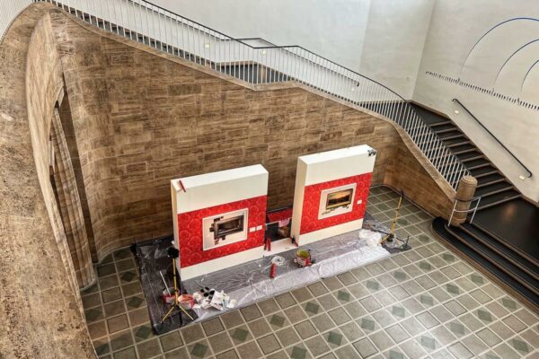 Was nach Umbauarbeiten im hinteren Treppenhaus der Hamburger Kunsthalle aussieht, ist eine Installation von Walid Raad im Rahmen der Ausstellung "Cotton Under My Feet".