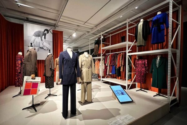 Anhand von sieben Frauen bietet das MK&G in Hamburg mit der Ausstellung Dressed einen Überblick über 200 Jahre Mode-Geschichte.