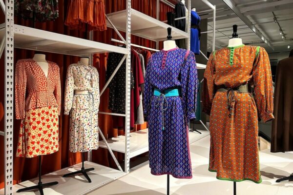 Die Hamburger Galeristin Elke Drescher kaufte 1968 ihr erstes Kleidungsstück von Yves Saint Laurent. Bis 1986 trug sie fast ausschließlich Entwürfe des Designers.