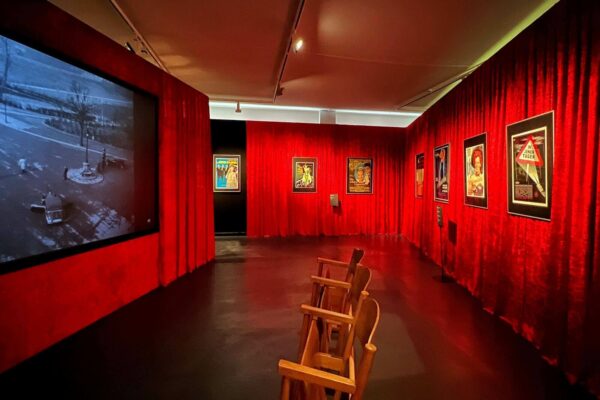 In der Ausstellung "Close-up" widmet sich das Altonaer Museum der Geschichte des Kinos in Hamburg, von den historischen Anfängen bis heute.