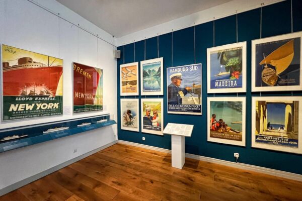 Wie hat sich das Design der Werbeplakate für Kreuzfahrten über 120 Jahre entwickelt? Das zeigt das Kieler Stadtmuseum in einer Ausstellung.