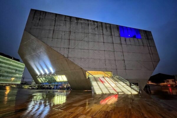 Die Casa da Música in Porto entstand nach den Entwürfen der Architekten Rem Koolhaas und Ellen van Loon.