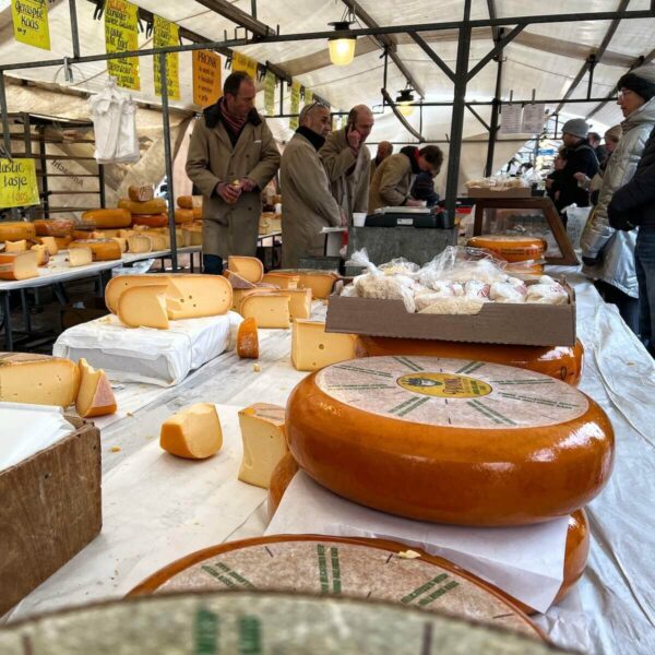 Das Highlight auf dem Wochenmarkt von Hilversum ist der traditionelle Käsestand mit diversen leckeren Gouda-Sorten.