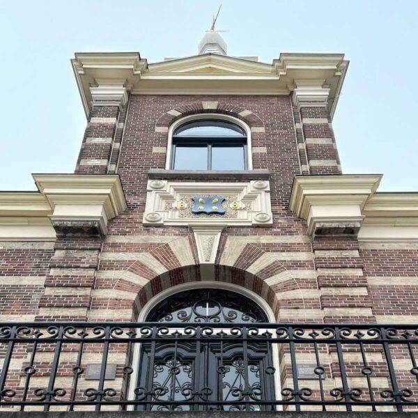 Im alten Rathaus am Kerkbrink in Hilversum befindet sich das Stadtmuseum, in dem regelmäßig Sonderausstellungen zu Fotografie und Medienkunst stattfinden. 