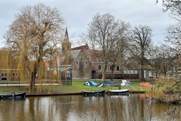 Das Museum Van De Geest in Haarlem ist in einem historischen Gebäude untergebracht, das früher als Leprahaus und Anstalt genutzt wurde. Daher heißt das Museum heute "Het Dolhuys".