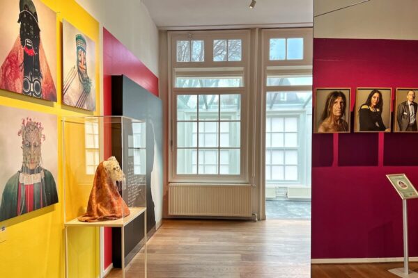 Für die Ausstellungsgestaltung und das Vermittlungskonzepts wurde das Museum Van De Geest in Haarlem 2022 mit dem European Museum of the Year Award ausgezeichnet.