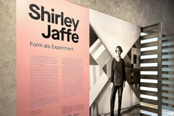 Mit "Form als Experiment" zeigt das Kunstmuseum Basel die erste Retrospektive zur Künstlerin Shirley Jaffe in der Schweiz.
