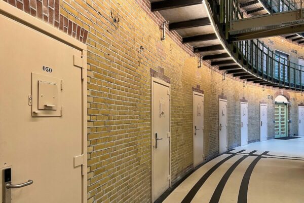 Bis heute ist in "De Koepel" die historische Gefängnisarchitektur von 1900 erhalten.