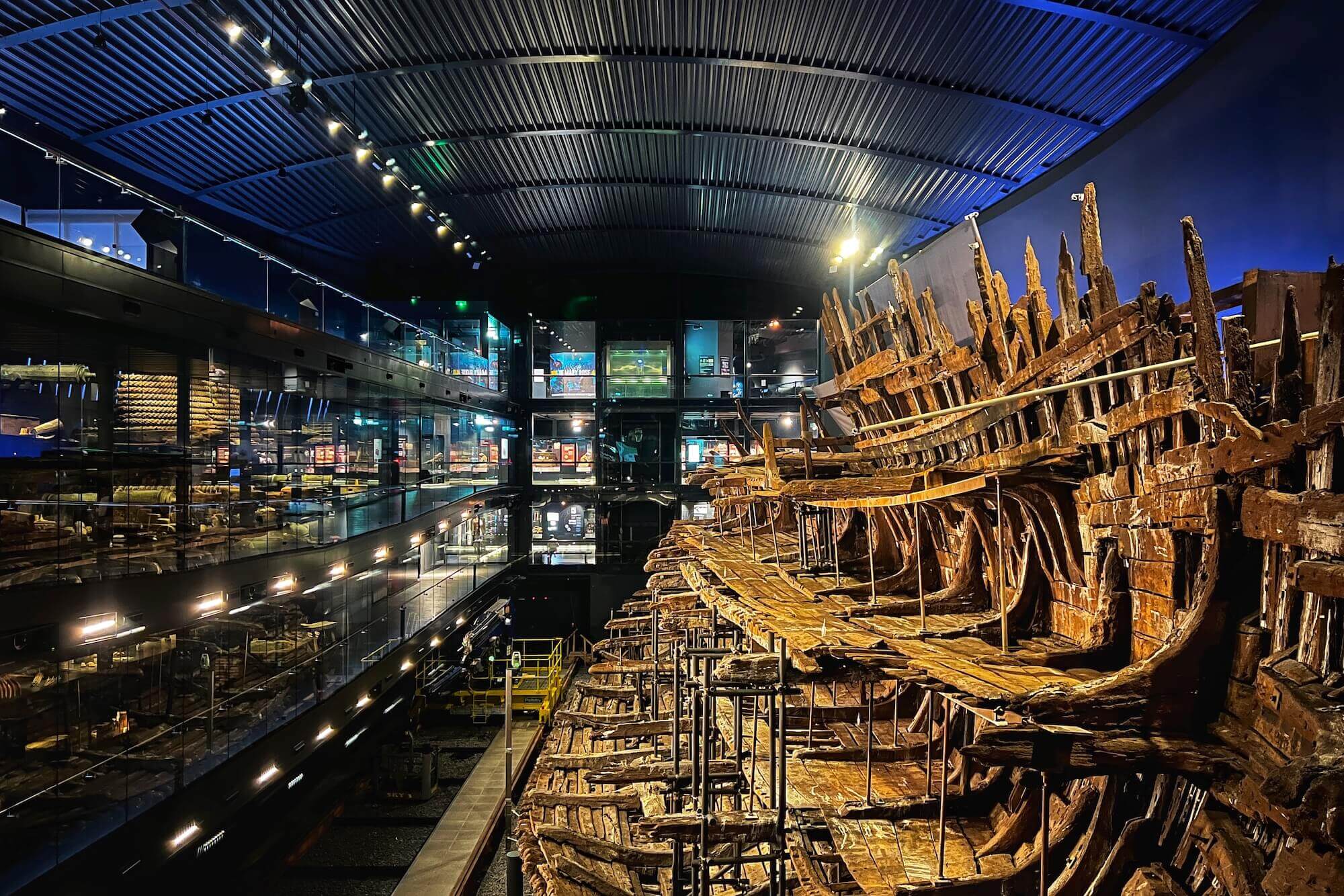 Das Mary Rose Museum erzählt die Geschichte des Kriegsschiffs von Heinrich VIII. und bietet einen spannenden Blick in die Zeit der Tudors.