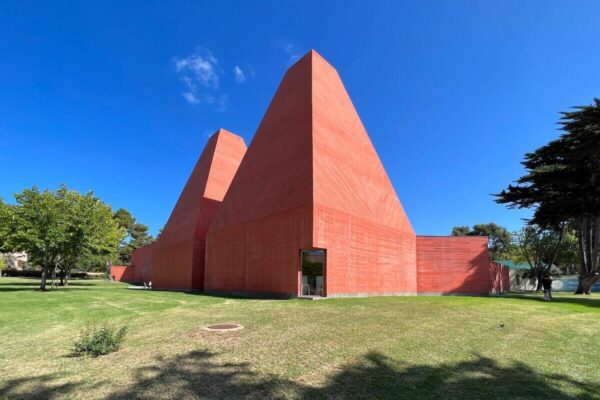 Entworfen wurde das Paula Rego Museum vom portugiesischen Architekten Eduardo Souto de Moura.