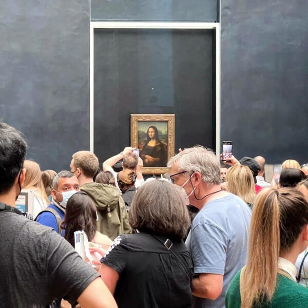 Seit 1797 hängt Leonardo da Vincis Gemälde der Mona Lisa im Louvre. Seit das Bild allgegenwärtig online sichtbar ist, sind die Besucherzahlen im Pariser Museum nicht etwa weniger geworden, sondern nehmen sogar zu.