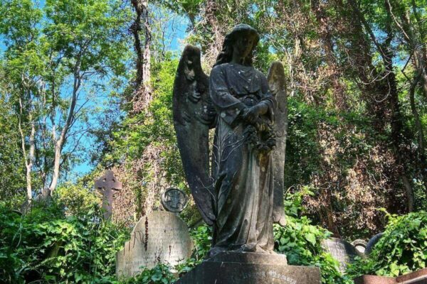 Die aufwändigen Skulpturen und kunstvoll gestalteten Grabsteine zeugen vom Wohlstand der Familien, die ihre Angehörigen auf dem Highgate Cemetery bestatteten.