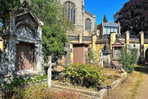 Hinter dem Highgate Cemetery liegt die St Michael’s Church. In der Krypta befindet sich das Grab des Dichters Samuel Taylor Coleridge.