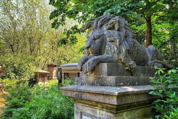 Das Grab von George Wombwell wird von dem schlafenden Löwen namens Nero bewacht. Als Inhaber einer "Travelling Menagerie" präsentierte Wombwell exotische Tiere für ein wohlhabendes Publikum.