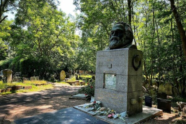 Am Grab von Karl Marx auf dem Ostfriedhof werden bis heute regelmäßig frische Blumen niedergelegt.