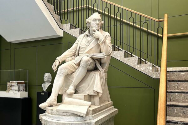 Die Statue von John Hunter im Foyer des College of Surgeons of England. Seine umfangreiche Sammlung medizinischer Präparate bildete den Grundstein der Museumssammlung.