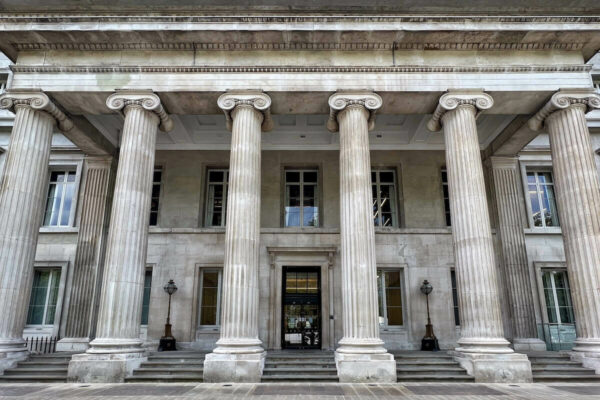 Das Hunterian Museum befindet sich im Erdgeschoss des College of Surgeons of England. Das Gebäude ist am Lincoln's Inn Fields Park zu finden, in zentraler Lage in London.