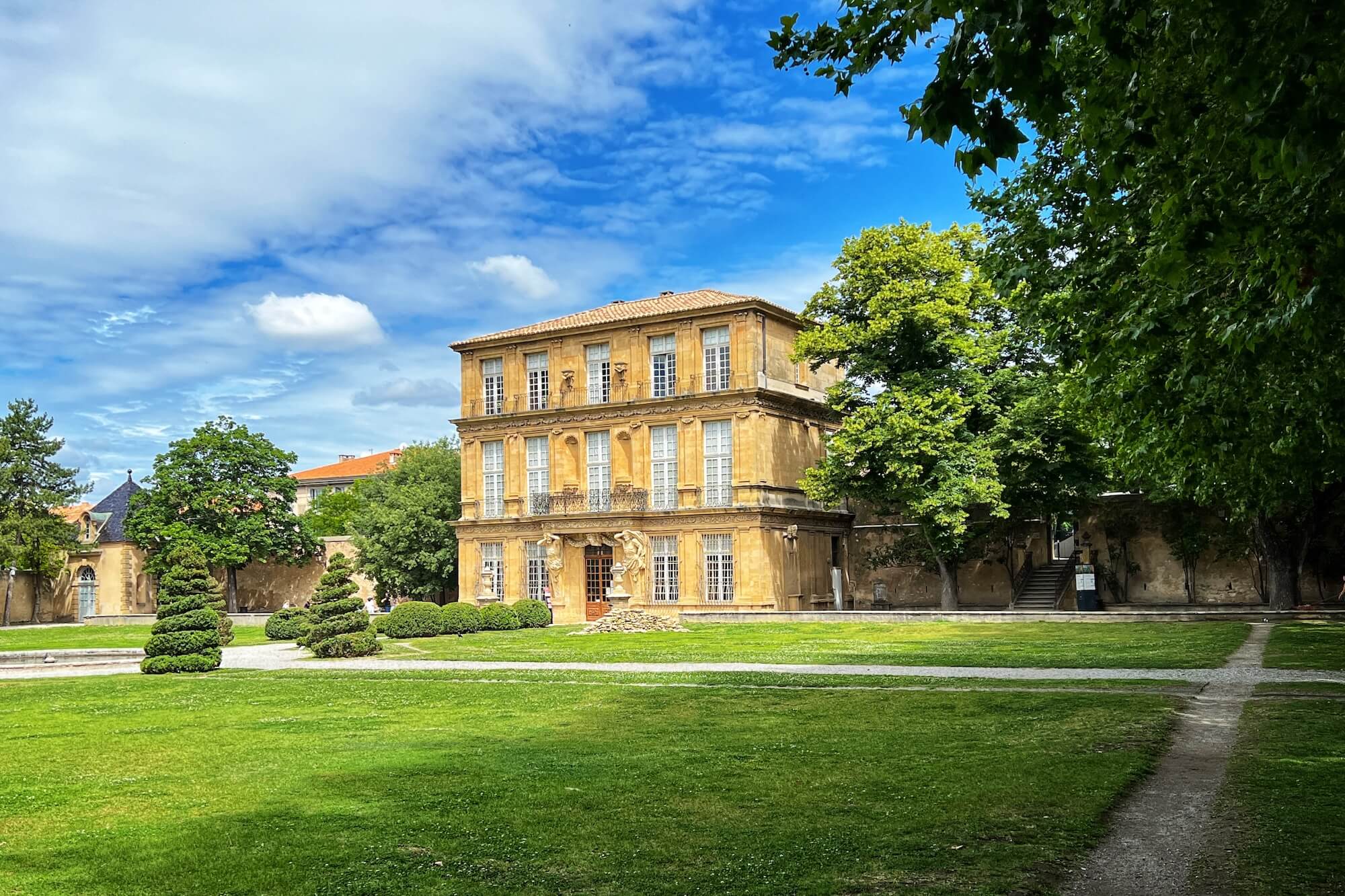 Bei der Biennale d’Aix 2024 zeigt Chiharu Shiota an drei historischen Orten in Aix-en-Provence ihre komplexen Faden-Installationen.