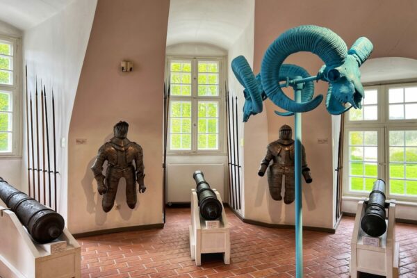Insgesamt 20 Installationen hat die Künstlerin Anja Schindler im Verlauf des historischen Rundgangs in der Sammlungsausstellung von Schloss Gottorf platziert.