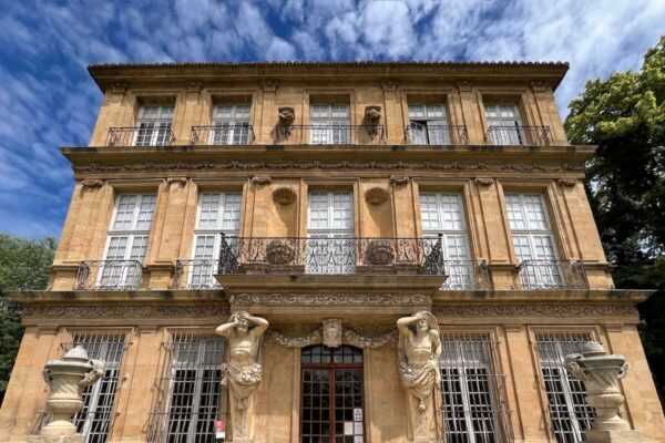 Das Musée du Pavillon de Vendôme lädt regelmäßig Kunstschaffende dazu ein, ihre Werken in Dialog mit der historischen Sammlung des Museums treten zu lassen.