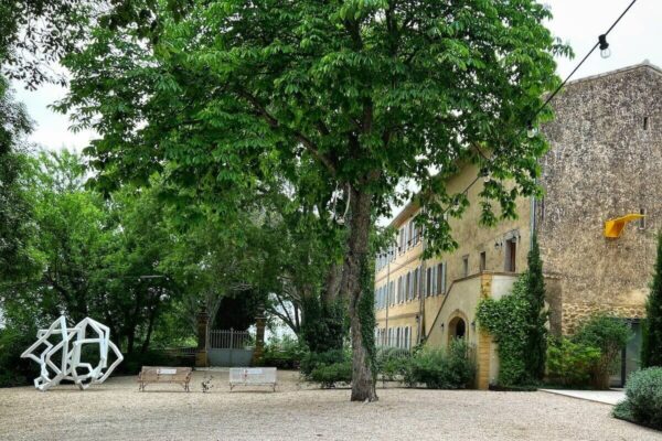 Etwas außerhalb von Aix-en-Provence befindet sich das Château Bonisson, ein Weingut auf dem regelmäßig zeitgenössische Kunst gezeigt wird.