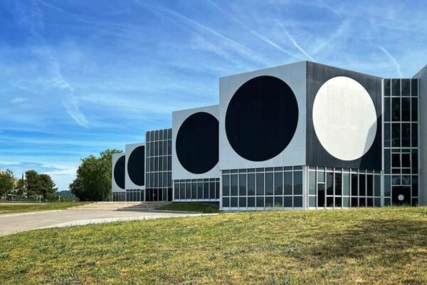 Der Op-Art-Künstler Victor Vasarely schuf am Stadtrand von Aix-en-Provence ein einzigartiges Architekturzentrum, das heute als zentrales Museum für seine Werke dient.