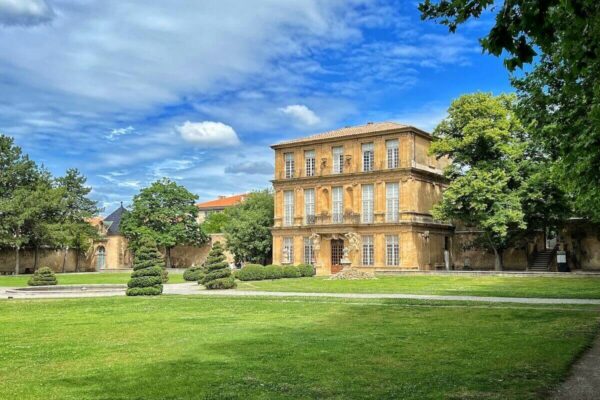 Inmitten eines französische Gartens im Stil des 17. Jahrhunderts befindet sich der Pavillon Vendôme. 